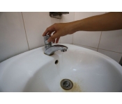 Sản phụ sốt ruột chờ mổ, bác sĩ không được tắm vì mất nước