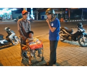 Bé trai bị ép giả bại não, bán hàng rong